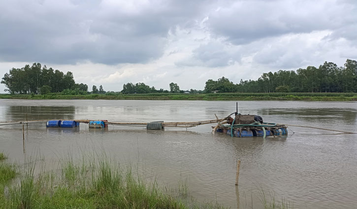 নদীপাড়ে ড্রেজার ‘আতঙ্ক’