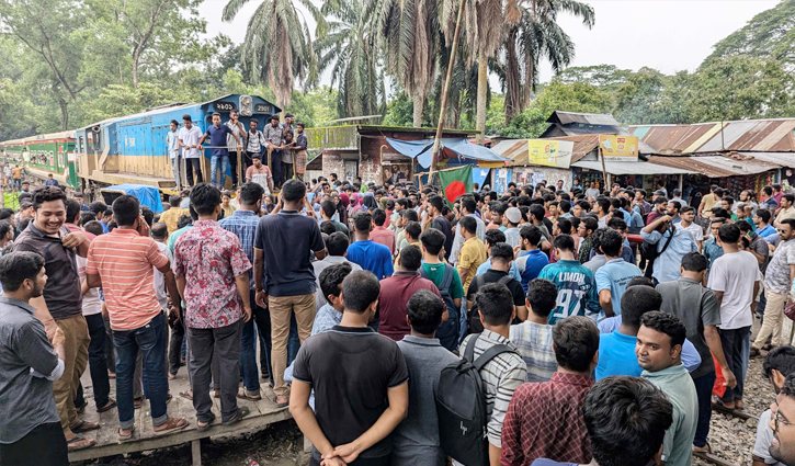 BAU students block rail line 