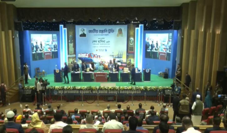 PM hands over National Export Trophy to 77 exporters