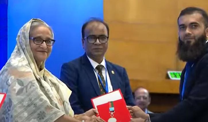 PM hands over national fisheries award