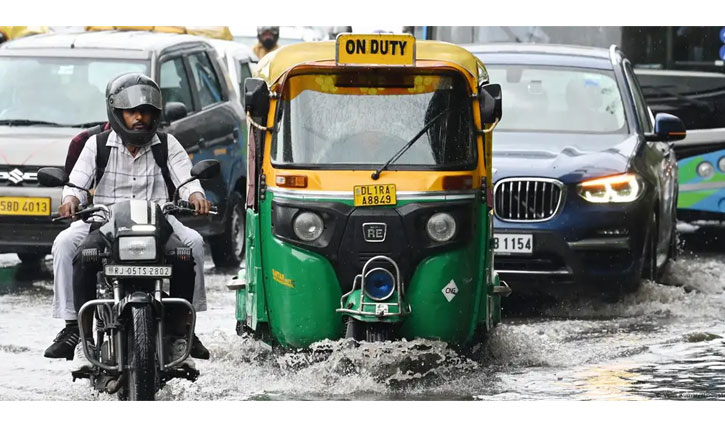 Red alert issued as heavy rain leaves 7 dead in Delhi