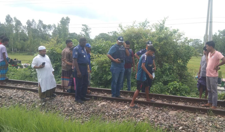 5 men crushed under wheels of train in Narsingdi