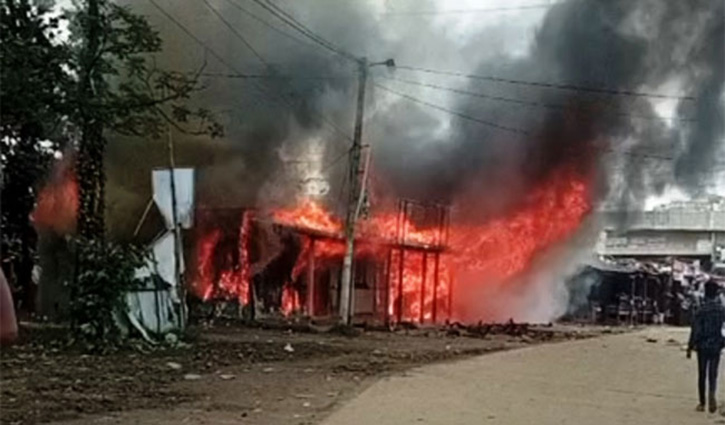 কালিয়াকৈরে পুলিশ-বিক্ষোভকারী সংঘর্ষ, অগ্নিসংযোগ-হামলা-ভাঙচুর 