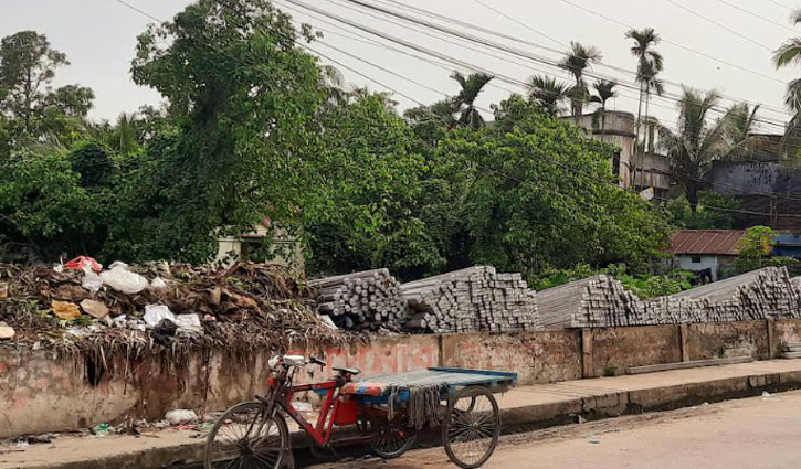 শায়েস্তাগঞ্জে পরিত্যক্ত পশু হাসপাতালটি দখল হয়ে যাচ্ছে!