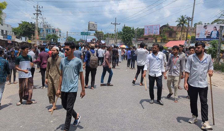 লক্ষ্মীপুর-ঢাকা মহাসড়ক অবরোধ করে শিক্ষার্থীদের বিক্ষোভ