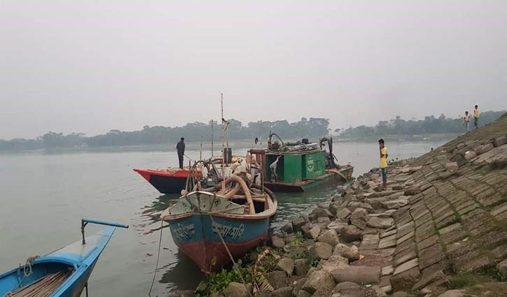 অবৈধ বালু উত্তোলনের মহোৎসব, নষ্ট হচ্ছে ফসলি জমি