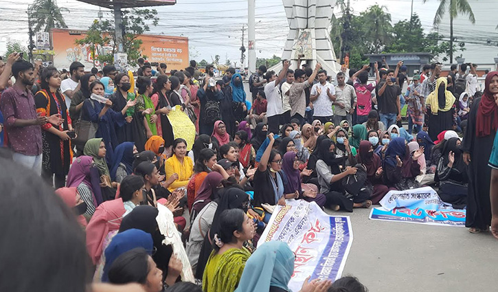 শিক্ষার্থীদের আন্দোলনে উত্তাল খুলনা, মহাসড়ক অবরোধ