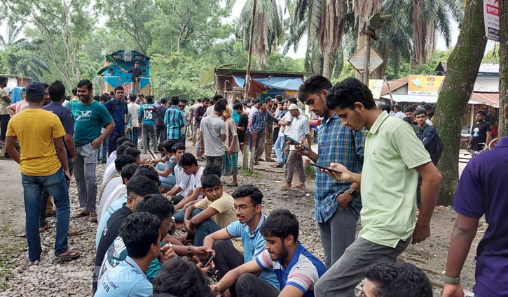 ট্রেন আটকে কোটাবিরোধী আন্দোলন বাকৃবি শিক্ষার্থীদের