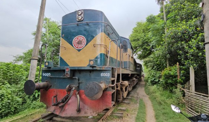 রাজবাড়ীতে লাইনচ্যুত শাটল ট্রেন ৩ ঘণ্টা পর উদ্ধার