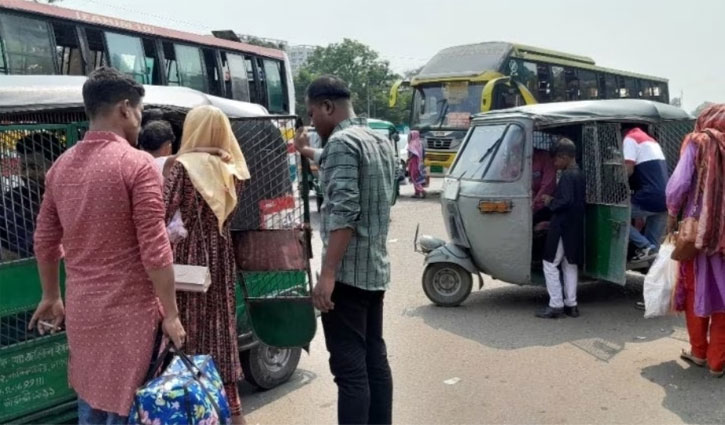 ঈদের ছুটি শেষে ঢাকায় ফিরছেন মানুষ