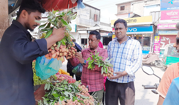 পাকা ফলের ঘ্রাণে মন মাতোয়ারা