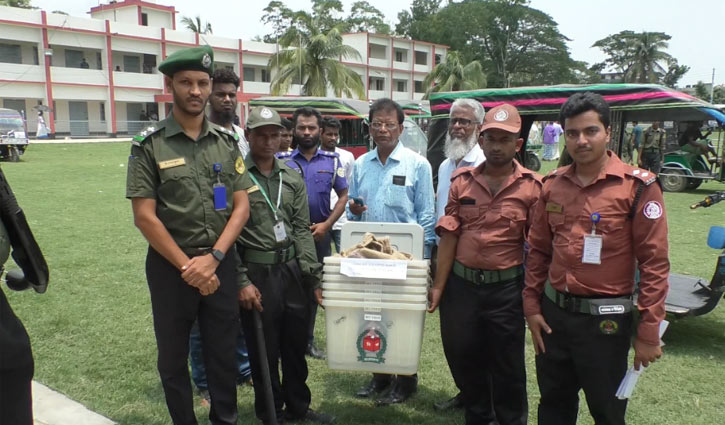 ঝালকাঠির দুই উপজেলার নির্বাচনের সরঞ্জামাদি বিতরণ