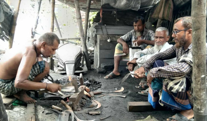 শেষ মুহূর্তে ব্যস্ত লোহাগড়ার কর্মকাররা