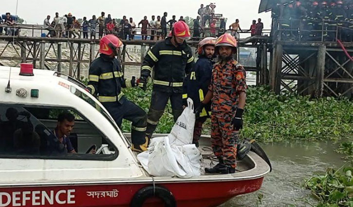 ফতুল্লায় আগুনে পোড়া ট্রলারটি ডুবিয়ে দেওয়া হলো 