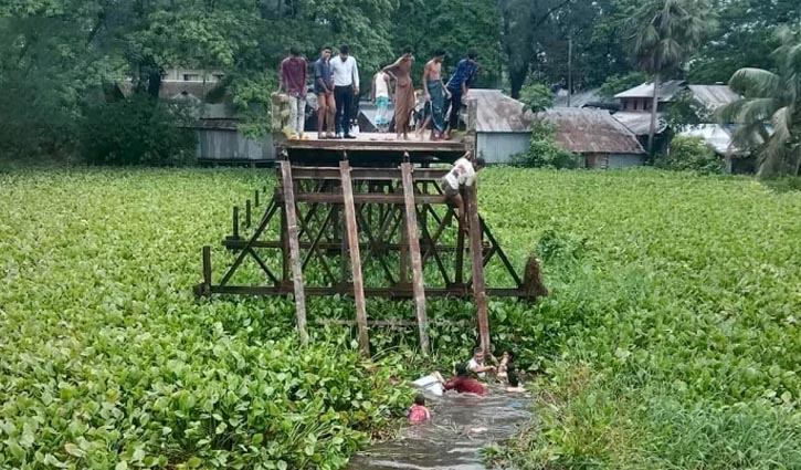 বিয়ের যাত্রী নিয়ে সেতু ভেঙে মাইক্রোবাস খালে, নিহত ৯