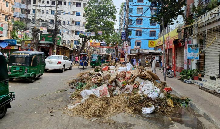 যত্রতত্র বর্জ্য: স্মার্ট দেশের মানুষ স্মার্ট হবেন কবে