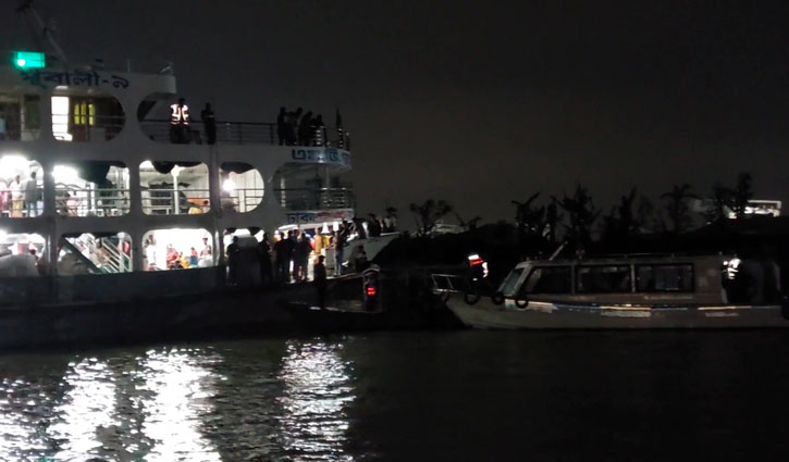 Bulkhead sinks after being hit by passenger launch