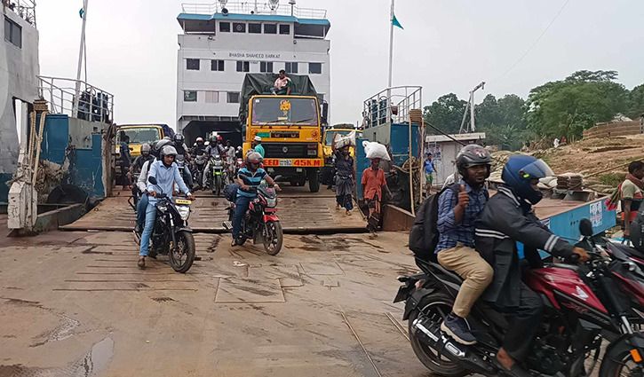 দৌলতদিয়ায় যানবাহনের চাপ বাড়লেও নেই ভোগান্তি