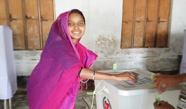 নির্বাচিত হয়ে ইতিহাস গড়লেন ‘চা কন্যা’, বাগানজুড়ে উৎসব