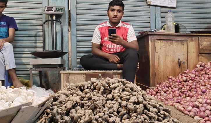 হিলিতে পাইকারি বাজারে আদার কেজি ২৪০ টাকা