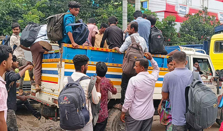 গরু রেখে মানুষ নিয়ে ফিরছে ট্রাক