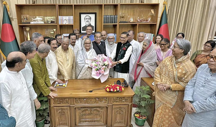 দলীয় নেতাকর্মীদের সঙ্গে শুভেচ্ছা বিনিময় করলেন প্রধানমন্ত্রী