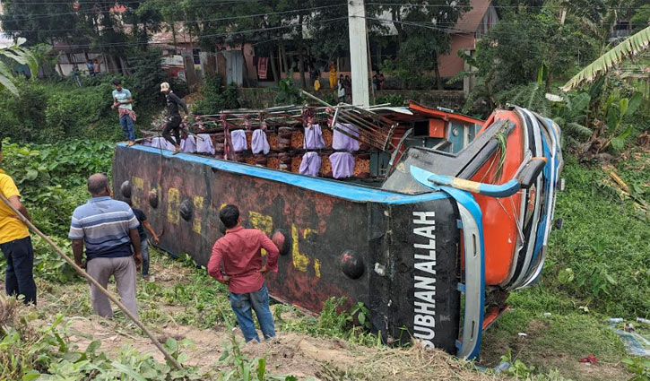 মহাসড়কে নিয়ন্ত্রণ হারিয়ে খাদে যাত্রীবাহী সেলফী বাস