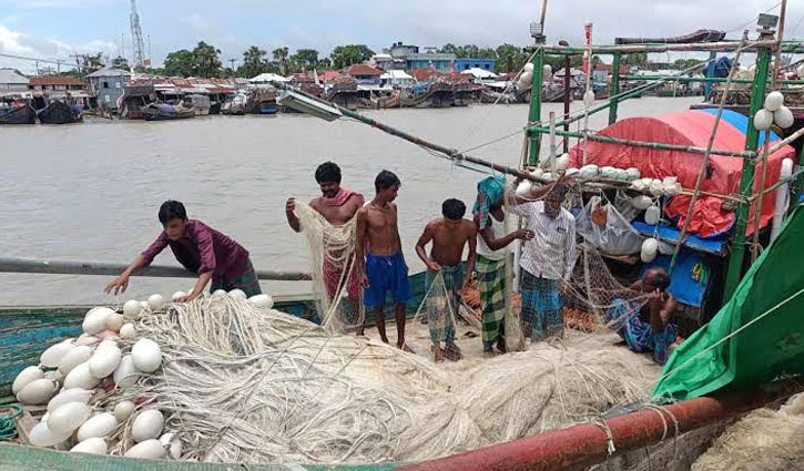 মৌসুমেও ইলিশের দেখা নেই শরীয়তপুরের পদ্মা-মেঘনায়