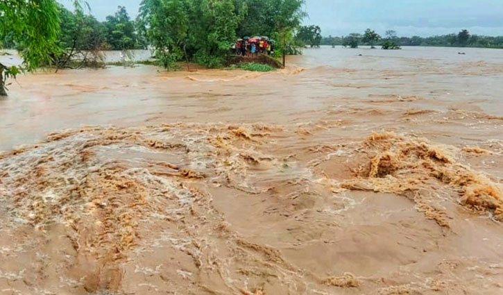 ‘কালকে ঈদ, আজ বাড়ির আঙিনায় ঢলের পানি’