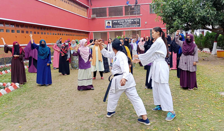 আত্মরক্ষার কৌশল শিখছেন রাজশাহী কলেজের ছাত্রীরা