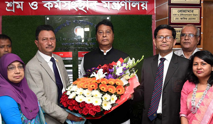 নবনিযুক্ত শ্রম ও কর্মসংস্থান প্রতিমন্ত্রীকে ফুলেল শুভেচ্ছা