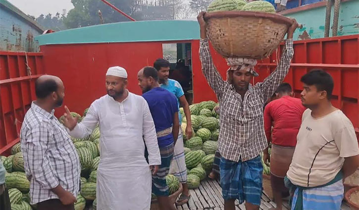 চাঁদপুরে ট্রলারে করে আসছে লাখ লাখ তরমুজ