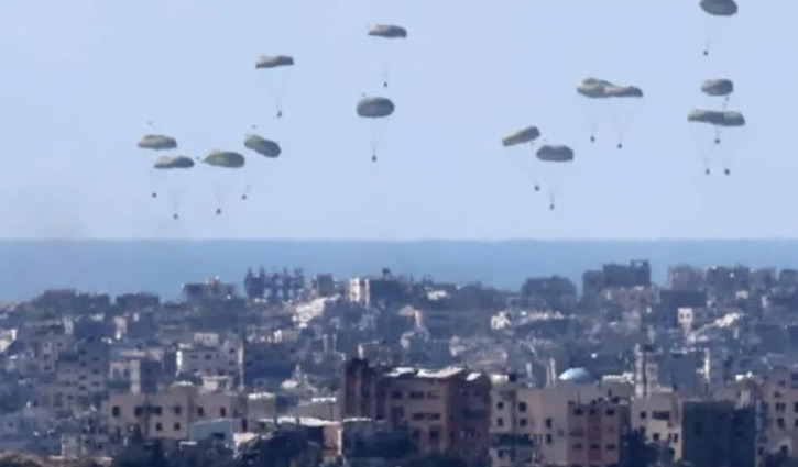 Gazans watch the skies to spot aid planes 