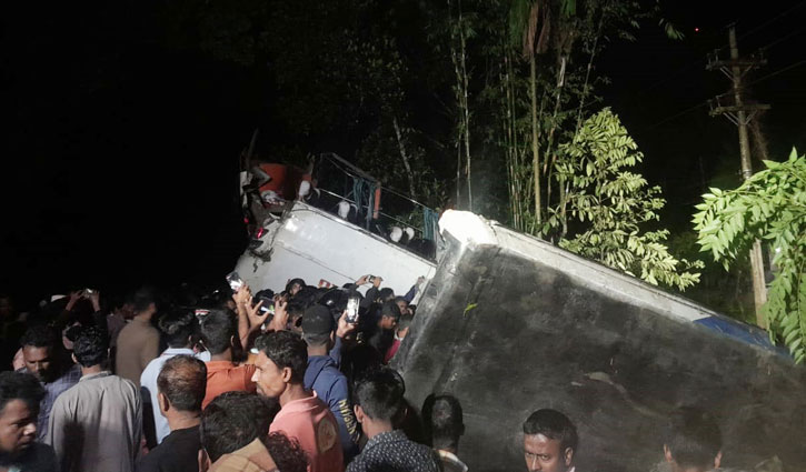 1 dead, 10 injured as bus falls into ditch in Barishal