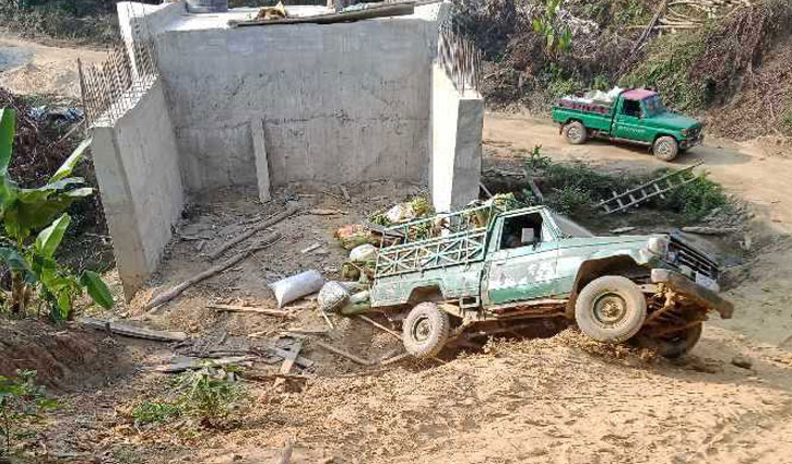 1 killed, 5 injured as tourist car overturns in Bandarban