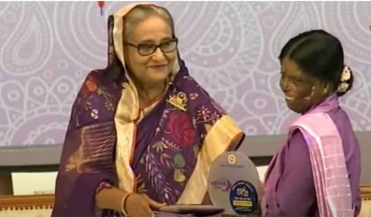 PM hands over best Joyeeta Award to 5 women