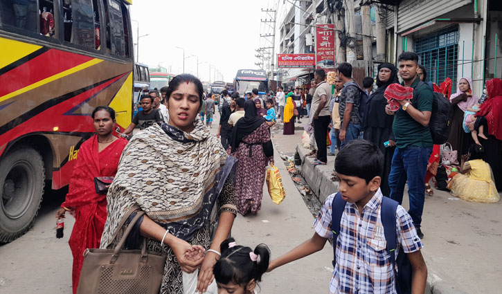 টানা ছুটিতে মহাসড়কে যাত্রীর ভিড়, বেশি ভাড়া আদায় 