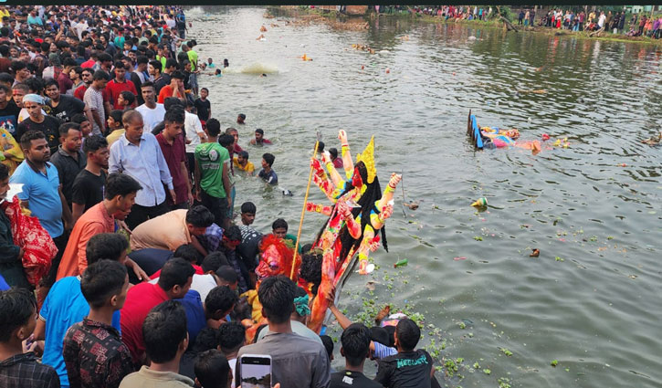 ফেনীতে প্রতিমা বিসর্জনে শেষ হলো দুর্গাপূজা 