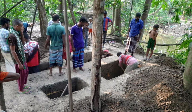 একসঙ্গে খোঁড়া হলো এক পরিবারের ৪ জনের কবর