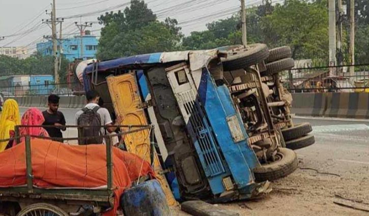 বাসের ধাক্কায় উল্টে গেলো মিনিবাস, আহত ১৫ 