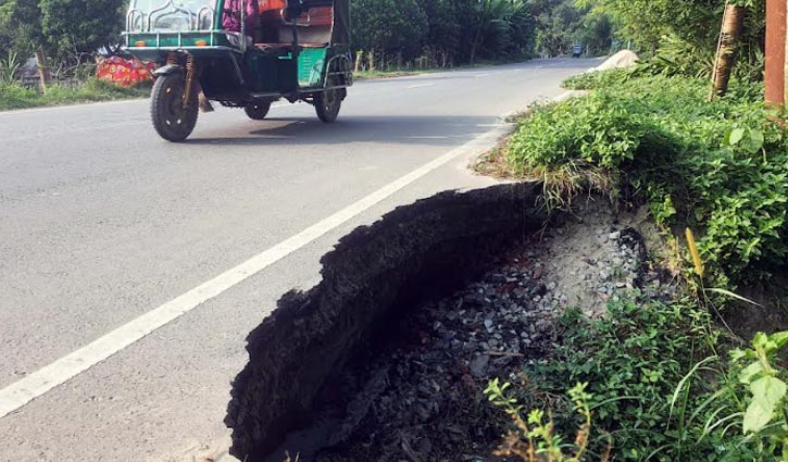 ভূঞাপুর-তারাকান্দি আঞ্চলিক মহাসড়কে গর্ত 