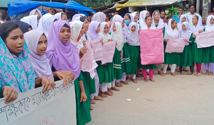 শিক্ষককে মারধরের প্রতিবাদে শিক্ষার্থীদের মানববন্ধন 