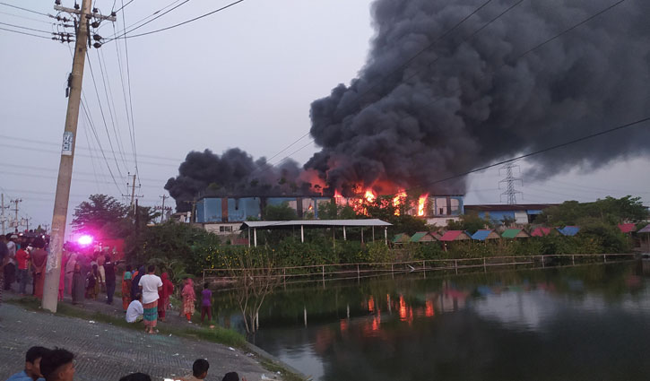 কেরানীগঞ্জে গ্যাস লাইট তৈরির কারখানায় অগ্নিকাণ্ড 