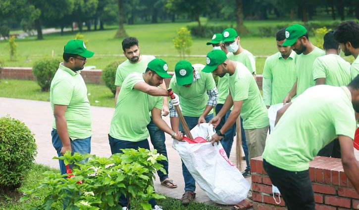 জিয়ার মাজার প্রাঙ্গণ পরিষ্কার করলো ছাত্রদল