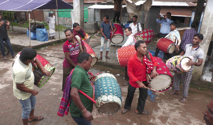 দুর্গাপূজা উপলক্ষে জমেছে ৫০০ বছরের ঐতিত্যবাহী ঢাকের হাট