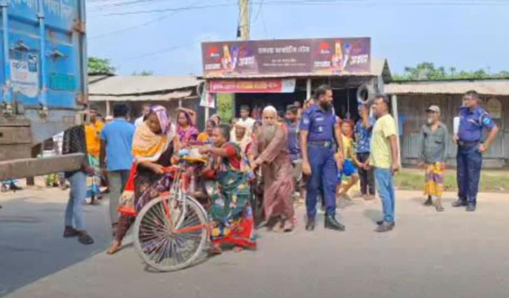 কুকুর বাঁচাতে নিয়ন্ত্রণ হারিয়ে উল্টে গেল অটোরিকশা, চাপা পড়ে বৃদ্ধার মৃত্যু