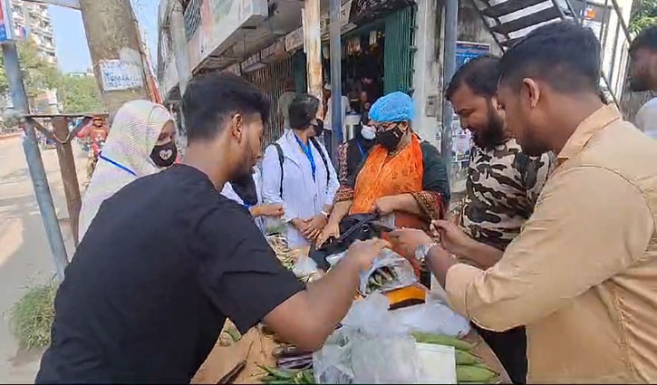 মুন্সীগঞ্জে কেনা দামেই নিত্যপণ্য বিক্রি করছেন শিক্ষার্থীরা