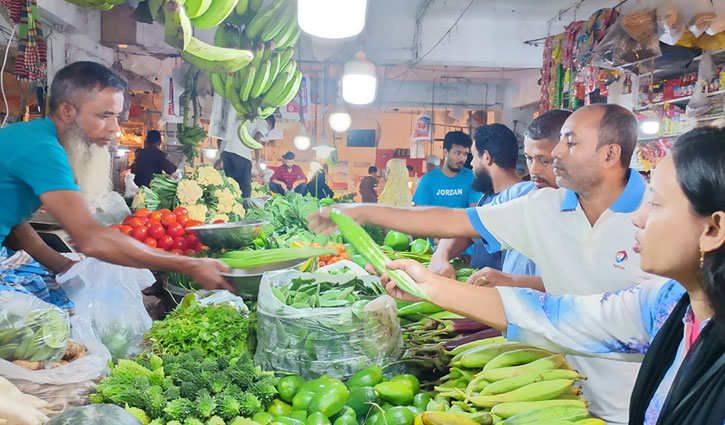 বাজারে ভরপুর শীতের সবজি, স্বস্তিতে ক্রেতারা