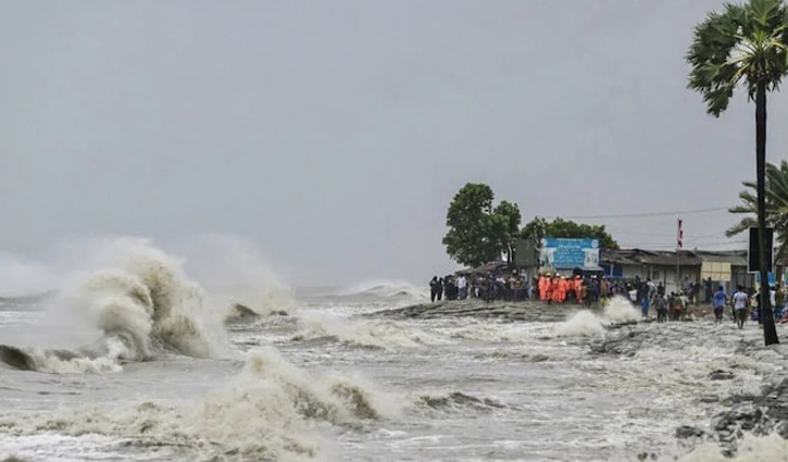 উড়িষ্যার দিকে ধেয়ে আসছে ঘূর্ণিঝড় ‘ডানা’