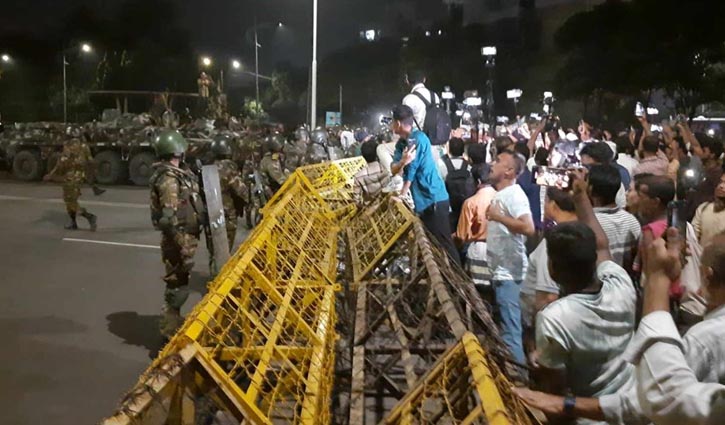 Attempt to break barricade near Bangabhaban, army disperse protesters